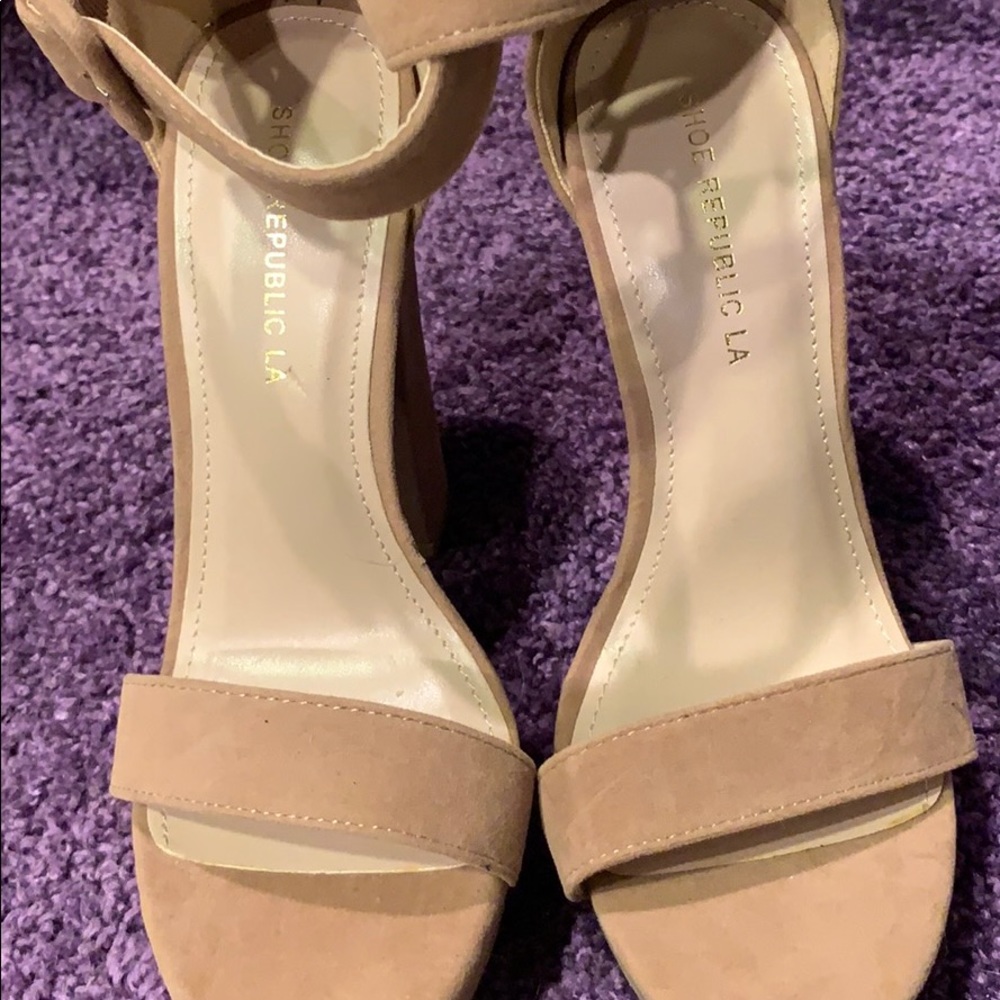 Velvet strap platforms - Picture 3 of 3